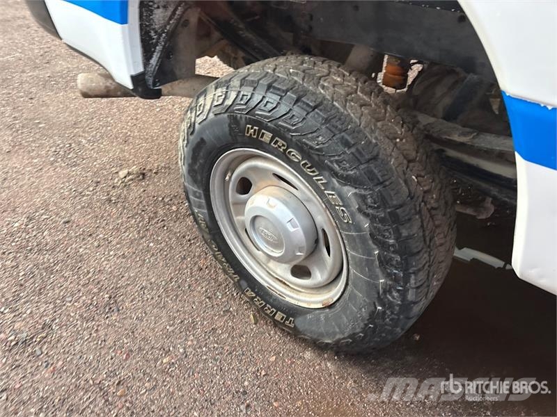 Ford F-250 XL 4x4 Crew Cab Pickup Muu