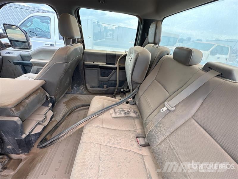 Ford F-250 XL 4x4 Crew Cab Pickup (Inoperable) Ostalo