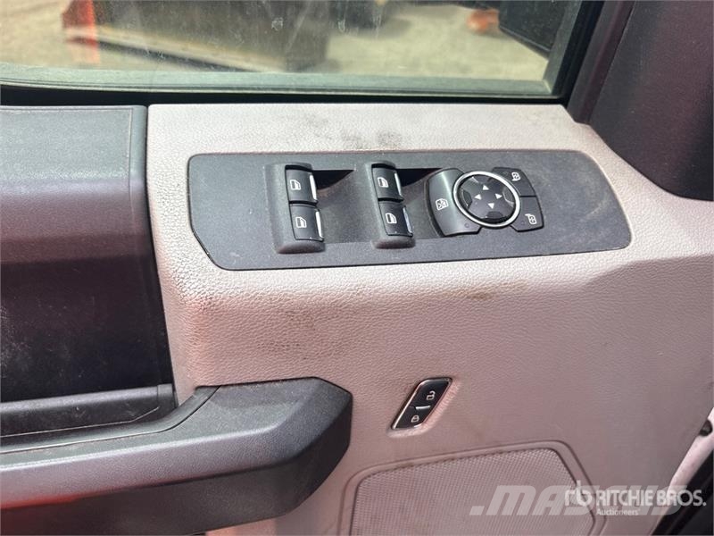 Ford F-250 XL 4x4 Crew Cab Pickup Otros