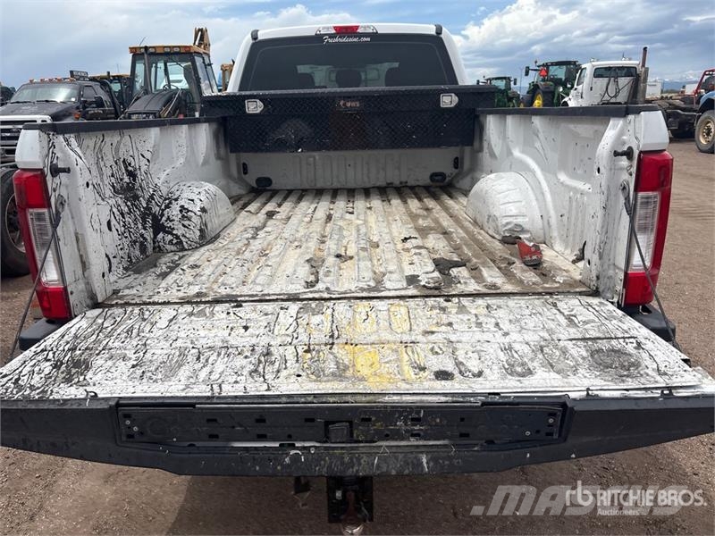 Ford F-250 XL 4x4 Crew Cab Pickup Otros