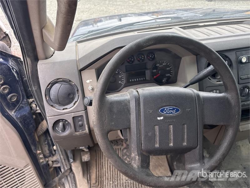 Ford F-250 XL 4x4 Crew Cab Pickup Drugi