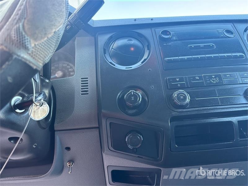 Ford F-250 XL 4x4 Crew Cab Utility Truck Pickup/Sideaflæsning