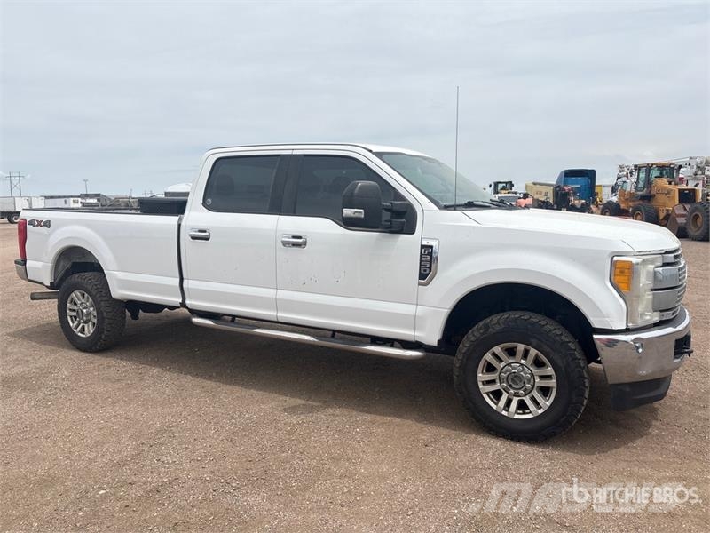 Ford F-250 XL 4x4 Crew Cab Pickup Otros