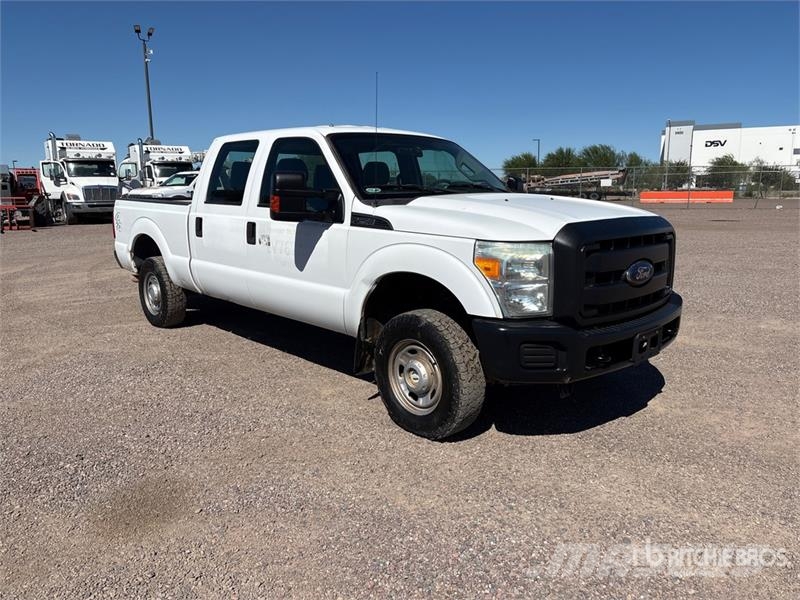 Ford F-250 XL 4x4 Crew Cab Pickup Drugi