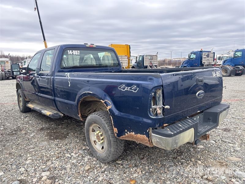 Ford F-250 XL 4x4 Crew Cab Pickup Drugi