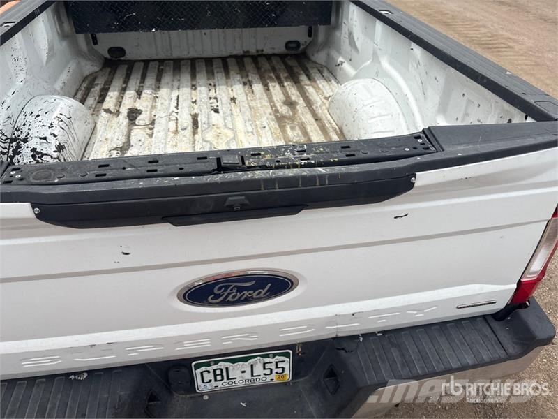 Ford F-250 XL 4x4 Crew Cab Pickup Otros