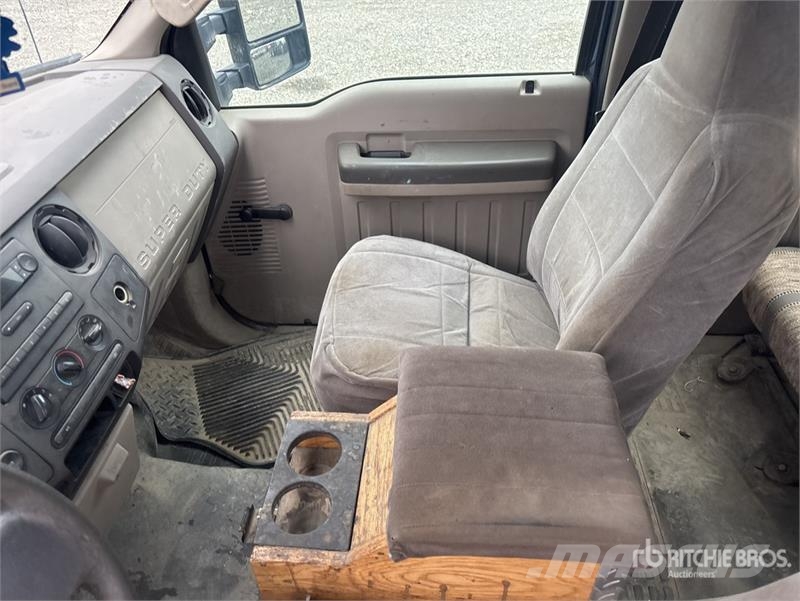 Ford F-250 XL 4x4 Crew Cab Pickup Drugi