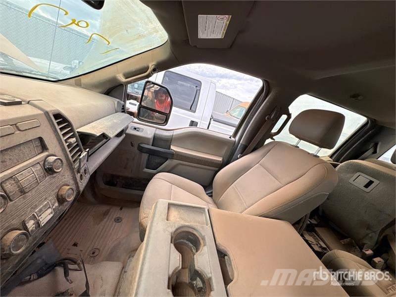 Ford F-250 XL 4x4 Crew Cab Pickup (Inoperable) Ostalo
