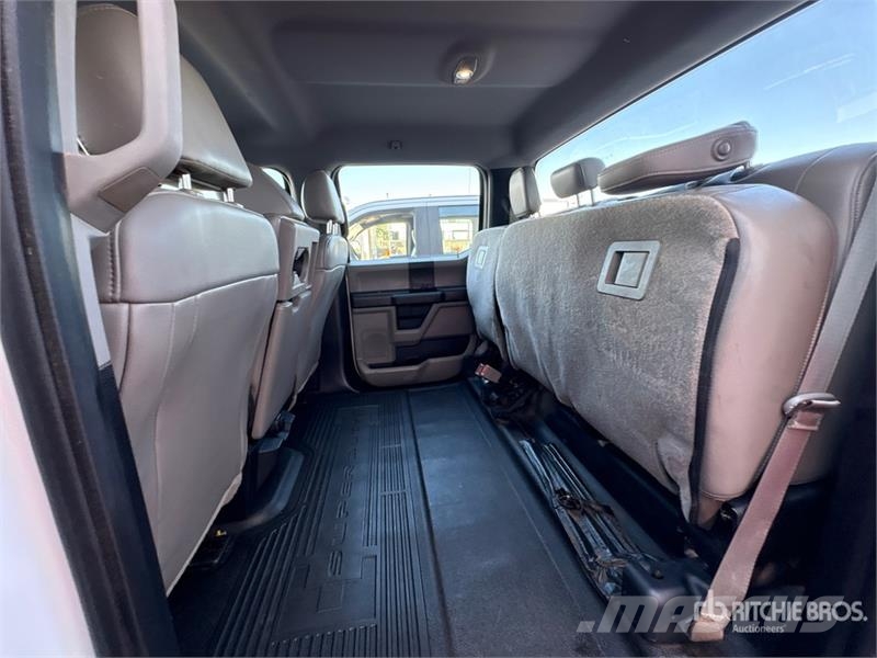 Ford F-250 XL 4x4 Crew Cab Pickup Drugi