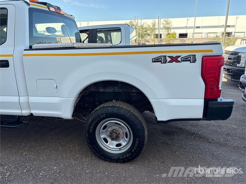 Ford F-250 XL 4x4 Crew Cab Pickup Drugi