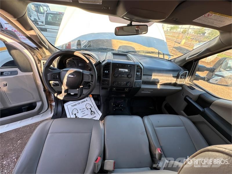 Ford F-250 XL 4x4 Crew Cab Pickup Iné