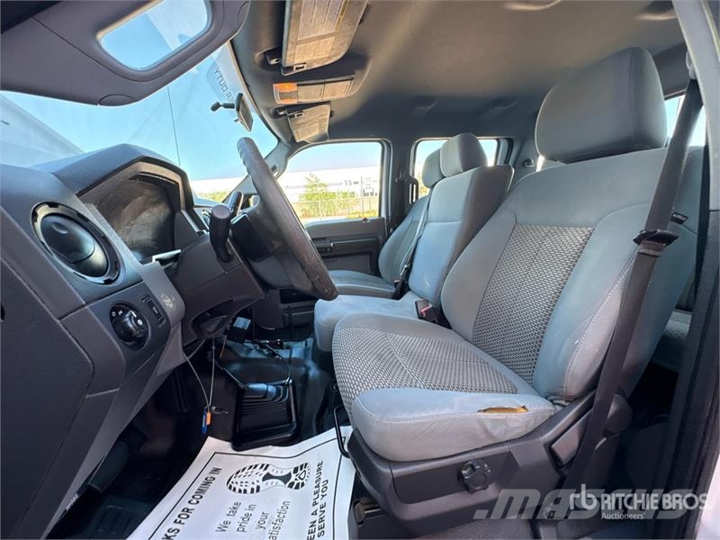 Ford F-250 XL 4x4 Crew Cab Pickup Drugi