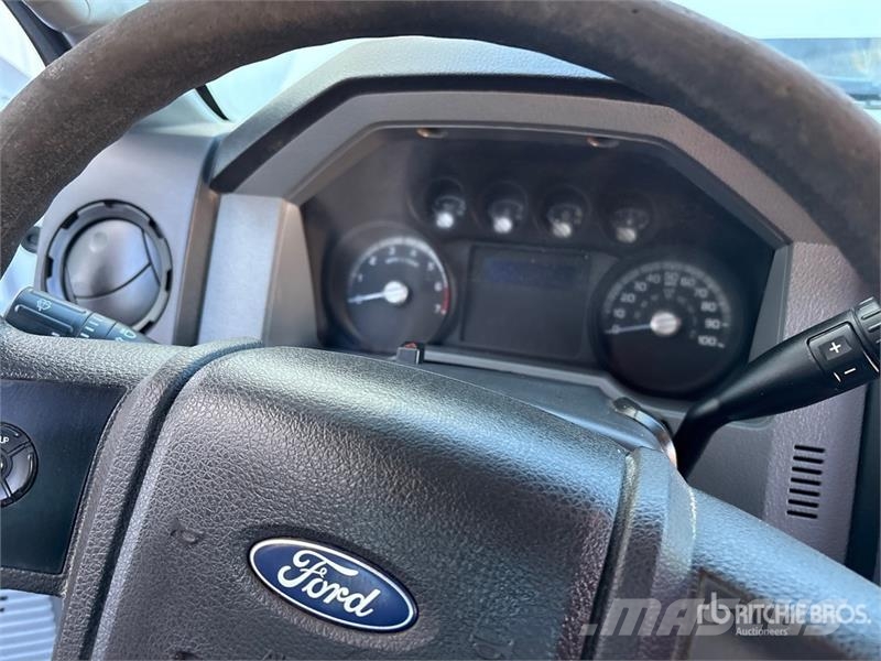 Ford F-250 XL 4x4 Crew Cab Pickup Drugi