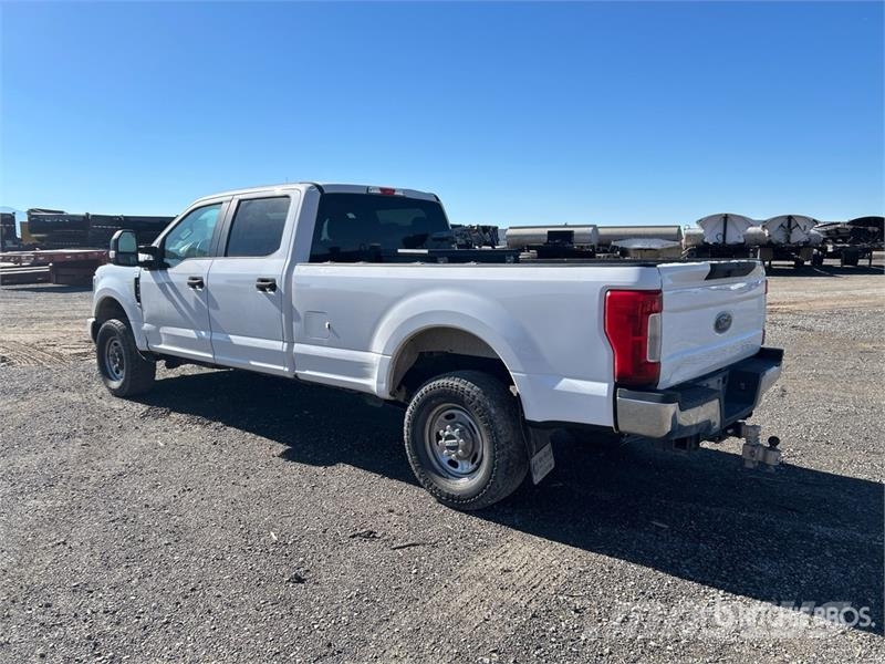 Ford F-250 XL 4x4 Crew Cab Pickup Otros