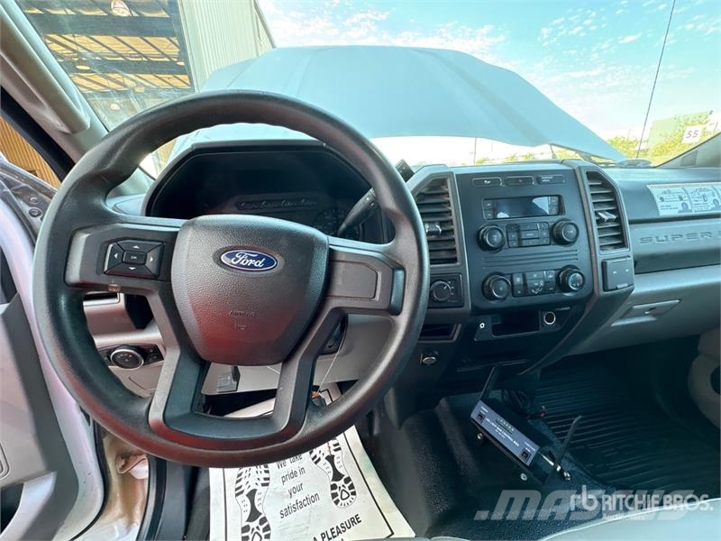 Ford F-250 XL 4x4 Crew Cab Pickup Drugi