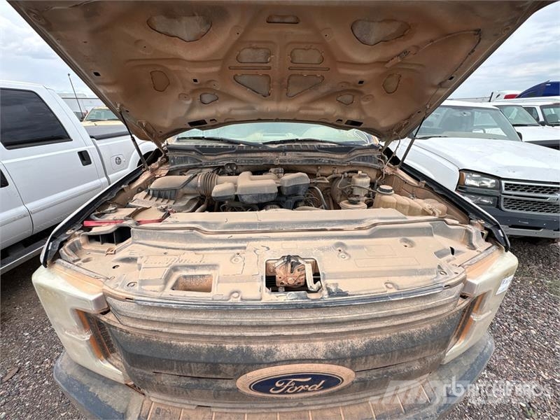 Ford F-250 XL 4x4 Crew Cab Pickup (Inoperable) Ostalo