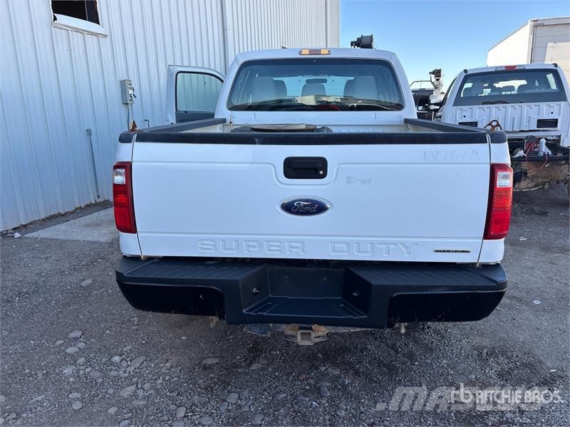 Ford F-250 XL 4x4 Crew Cab Pickup Drugi