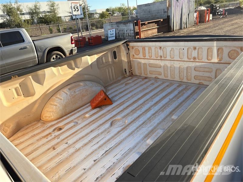Ford F-250 XL 4x4 Crew Cab Pickup Iné