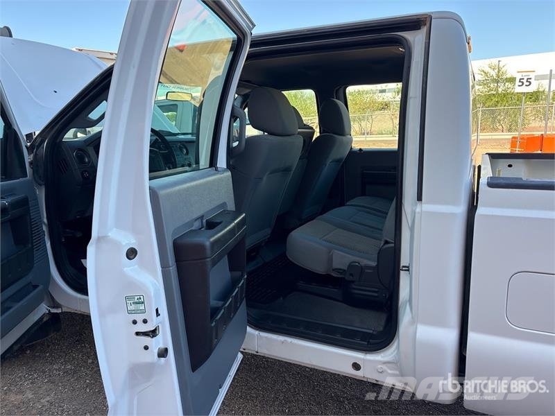 Ford F-250 XL 4x4 Crew Cab Pickup Drugi