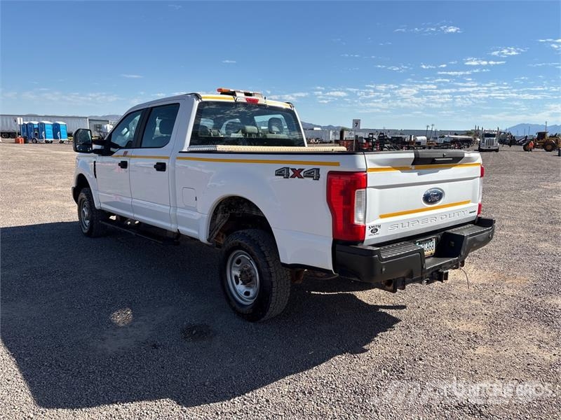 Ford F-250 XL 4x4 Crew Cab Pickup Drugi