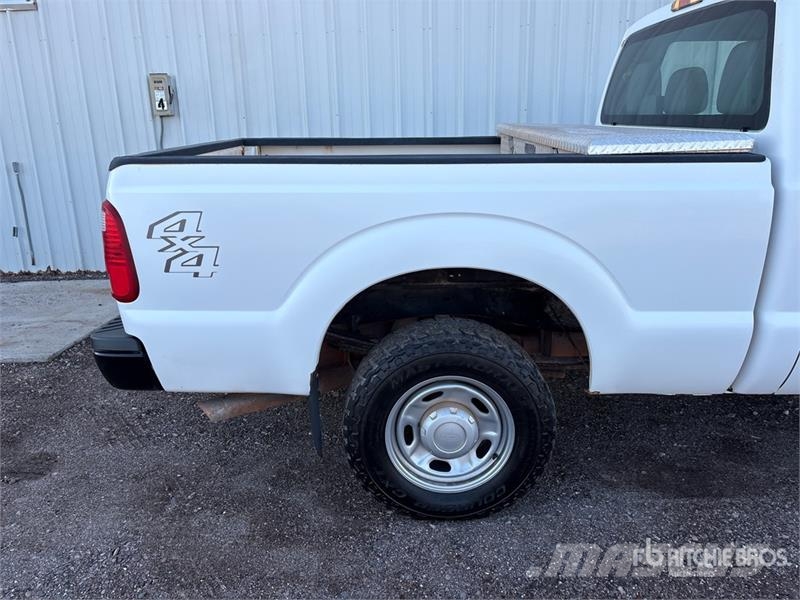 Ford F-250 XL 4x4 Crew Cab Pickup Otros