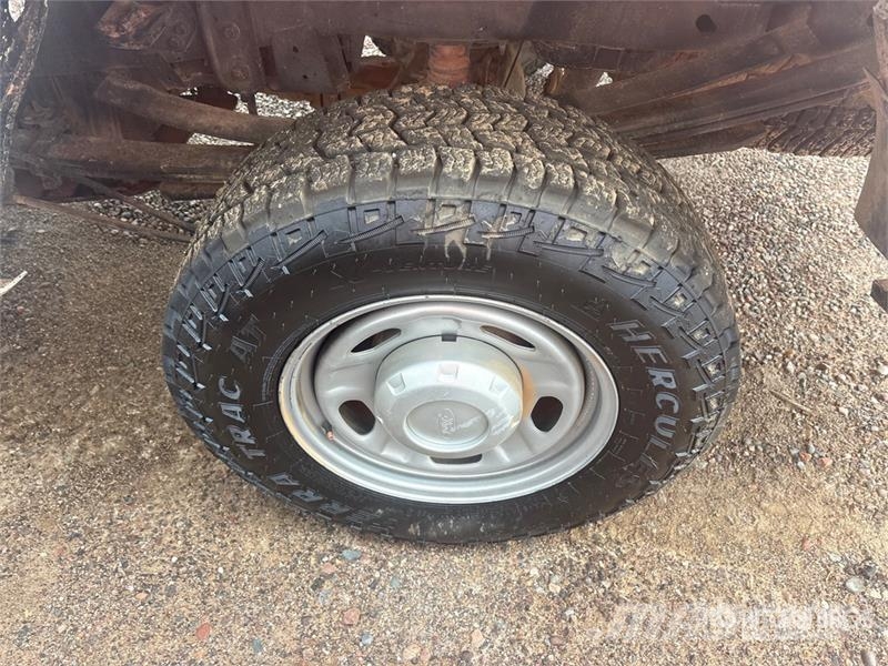 Ford F-250 XL 4x4 Crew Cab Pickup Ostalo