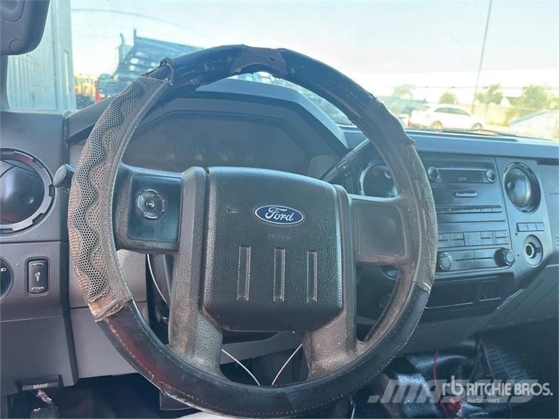 Ford F-250 XL 4x4 Crew Cab Utility Truck Pickup/Sideaflæsning