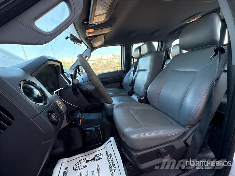 Ford F-250 XL 4x4 Crew Cab Pickup Otros