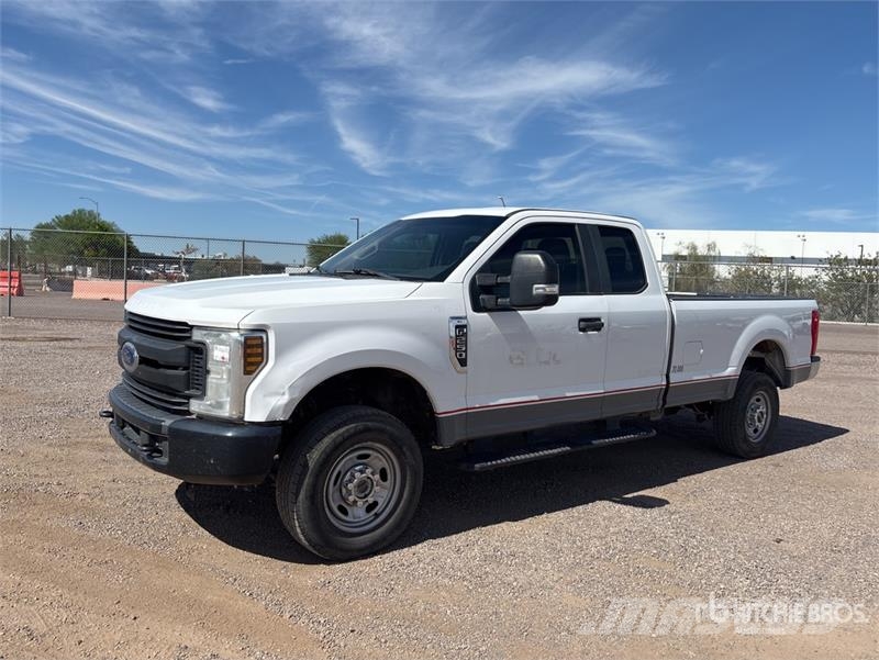 Ford F-250 XL 4x4 Extended Cab Pickup Andere Transporter