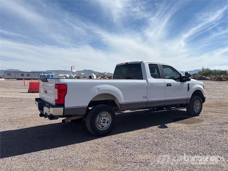 Ford F-250 XL 4x4 Extended Cab Pickup Andere Transporter