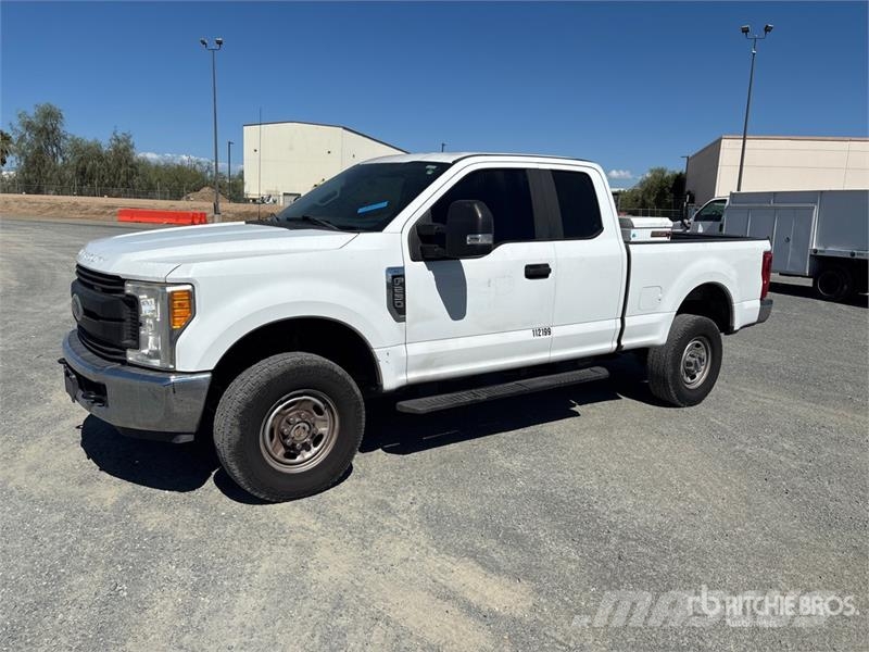 Ford F-250 XL 4x4 Extended Cab Pickup Egyéb