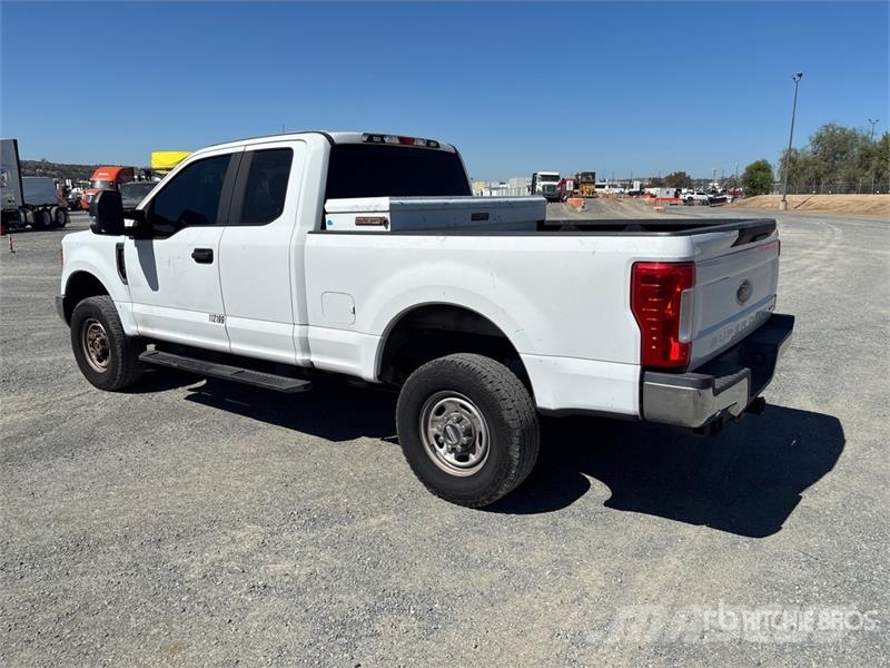 Ford F-250 XL 4x4 Extended Cab Pickup Egyéb