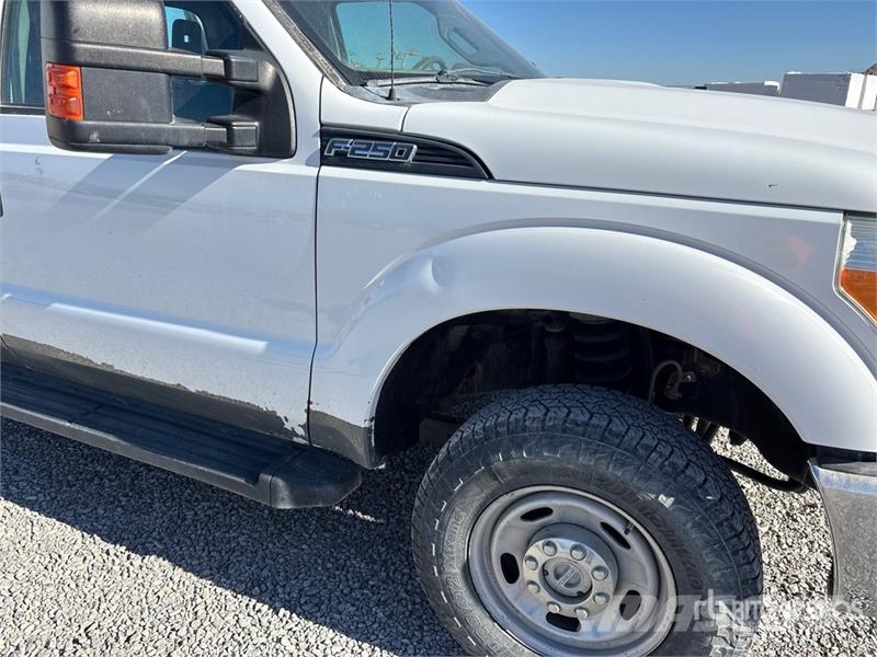 Ford F-250 XL 4x4 Extended Cab Pickup Iné