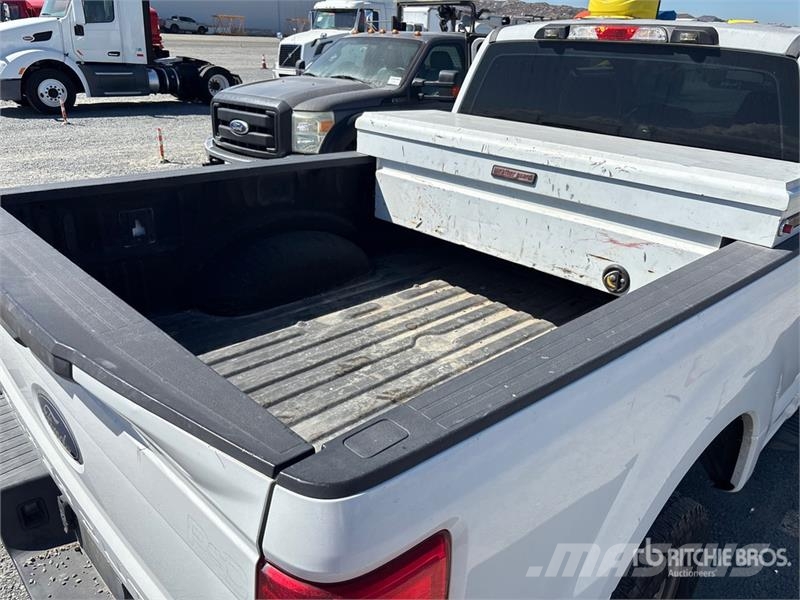 Ford F-250 XL 4x4 Extended Cab Pickup Egyéb