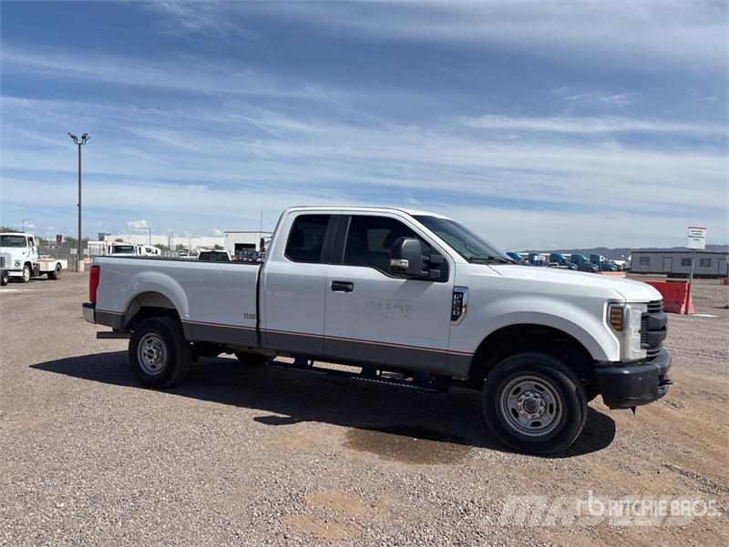 Ford F-250 XL 4x4 Extended Cab Pickup Andere Transporter