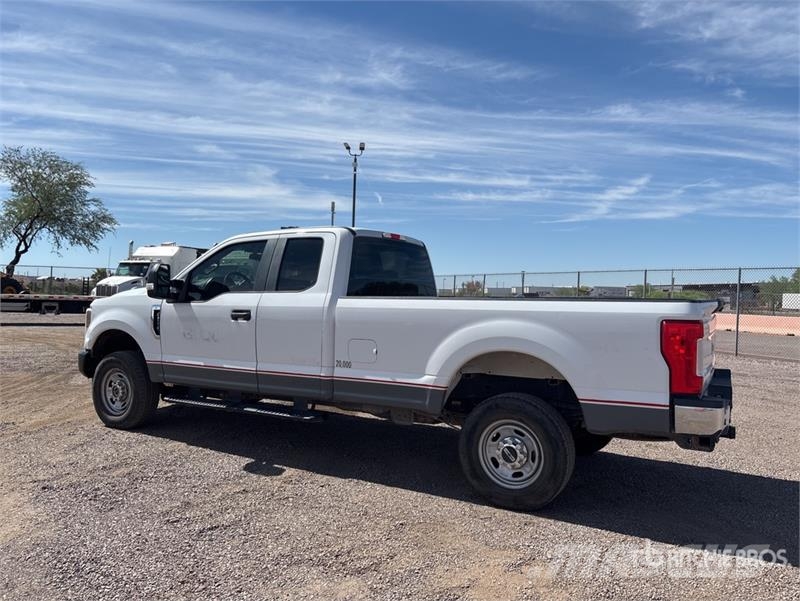 Ford F-250 XL 4x4 Extended Cab Pickup Andere Transporter
