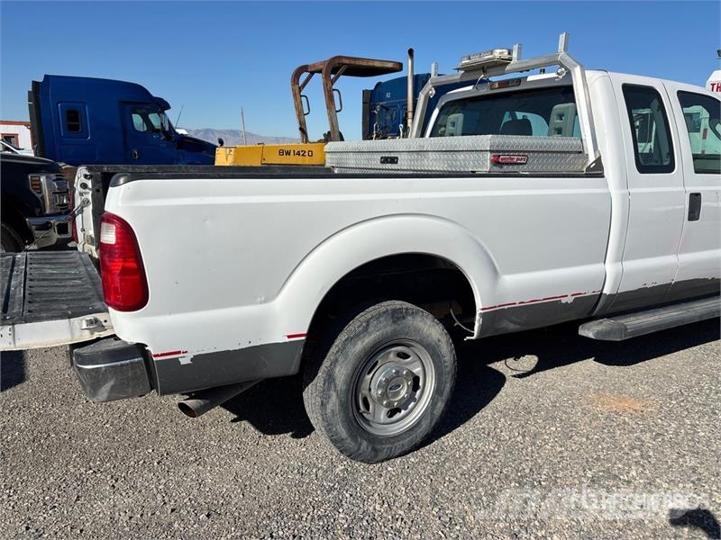 Ford F-250 XL 4x4 Extended Cab Pickup Iné