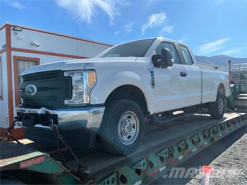 Ford F-250 XL 4x4 Extended Cab Pickup Andre varebiler