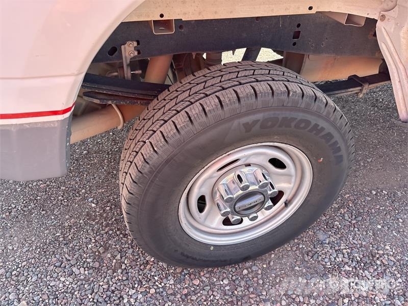 Ford F-250 XL 4x4 Extended Cab Pickup Andere Transporter