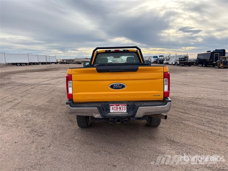 Ford F-250 XL 4x4 Pickup Egyéb