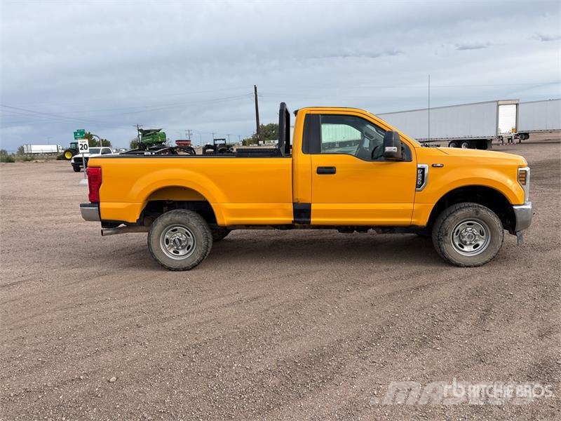 Ford F-250 XL 4x4 Pickup Egyéb