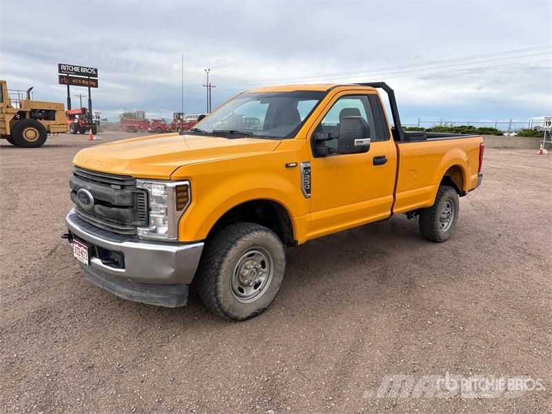 Ford F-250 XL 4x4 Pickup Egyéb