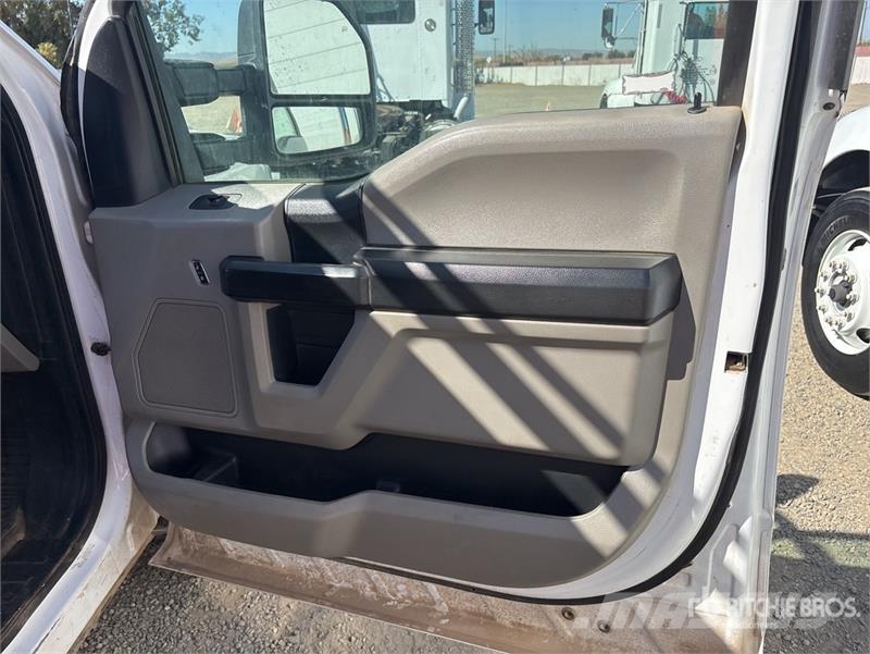Ford F-250 XL 4x4 Pickup Egyéb