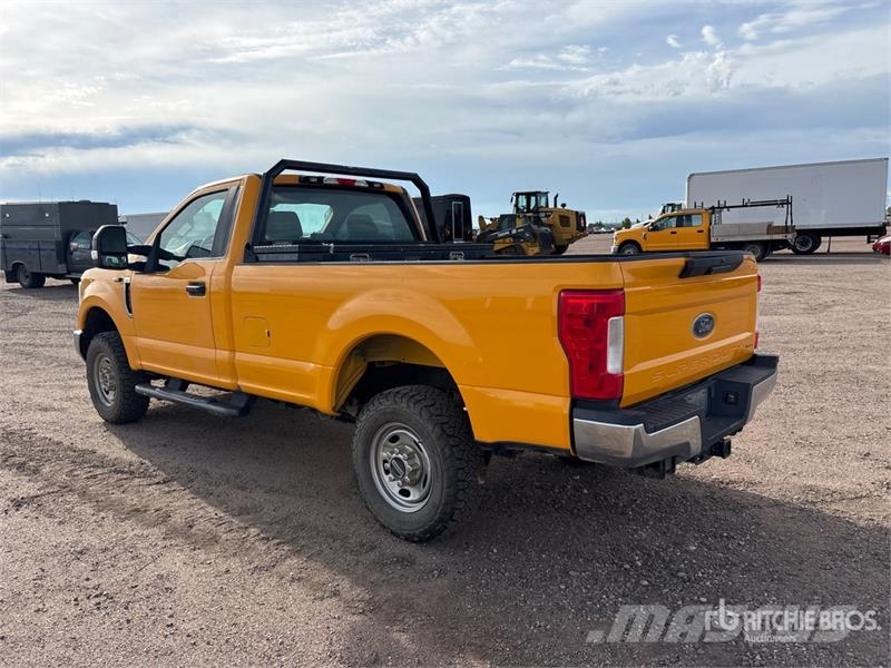 Ford F-250 XL 4x4 Pickup Egyéb