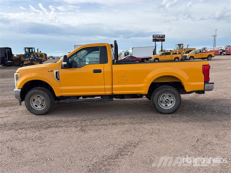 Ford F-250 XL 4x4 Pickup Egyéb
