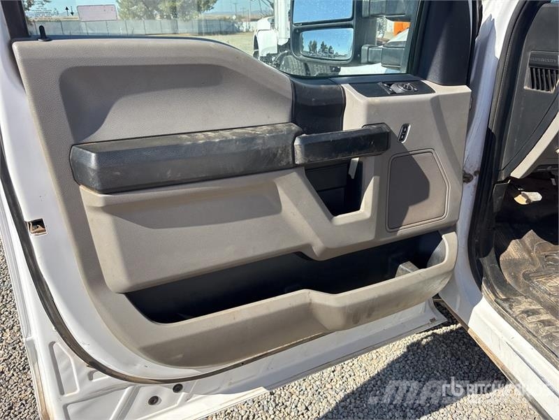 Ford F-250 XL 4x4 Pickup Egyéb