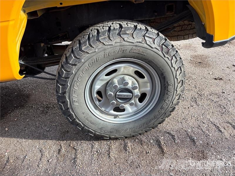 Ford F-250 XL 4x4 Pickup Egyéb