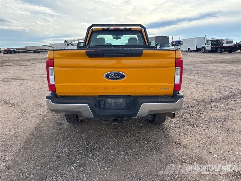 Ford F-250 XL 4x4 Pickup Egyéb