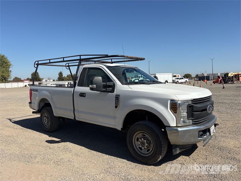 Ford F-250 XL 4x4 Pickup Egyéb