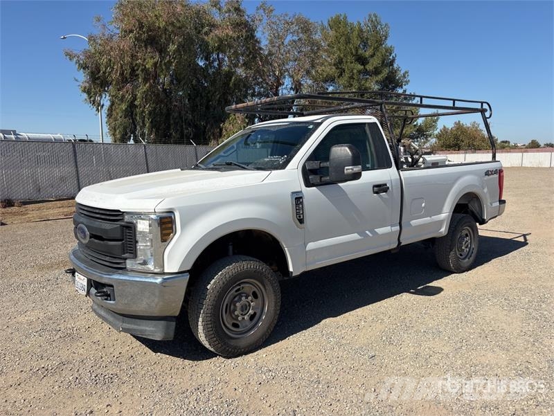 Ford F-250 XL 4x4 Pickup Egyéb